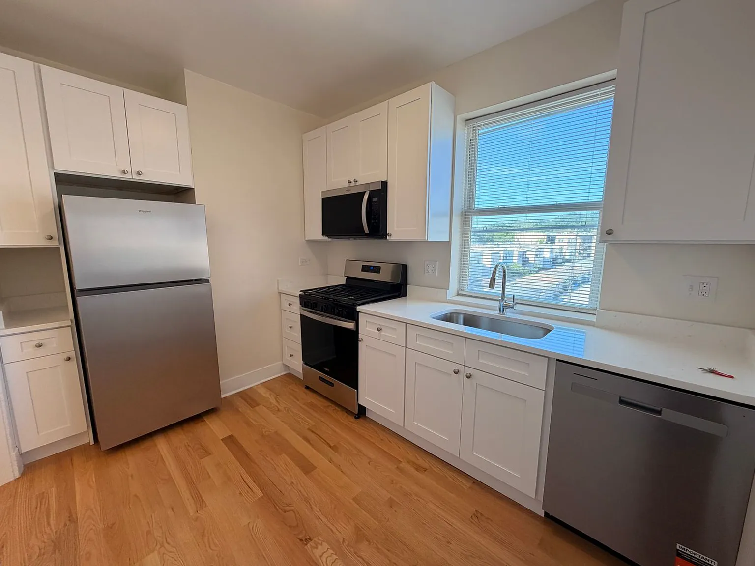 2 bed, 900 sqft, $1,900 — Photo 2