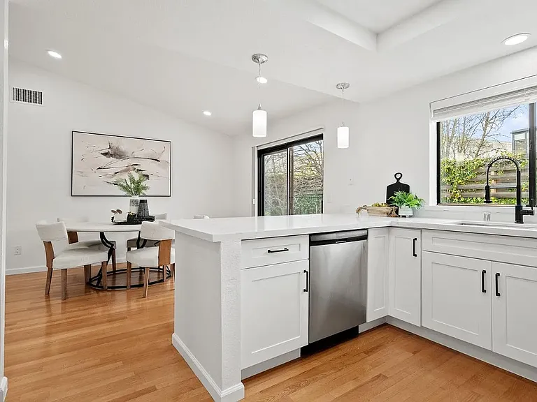7242 Sharon Dr — Photo 5