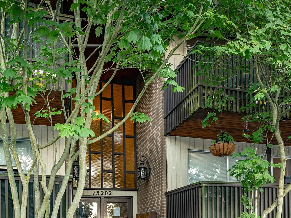 13202 Just Blocks To Carkeek Park And Centrally Located