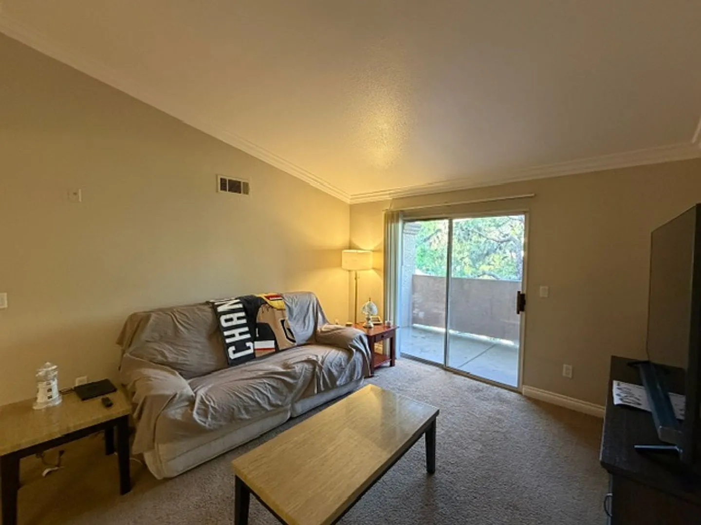 A Fantastic and Super Clean 1 Bedroom, 1 Bathroom upstairs unit. — Photo 3