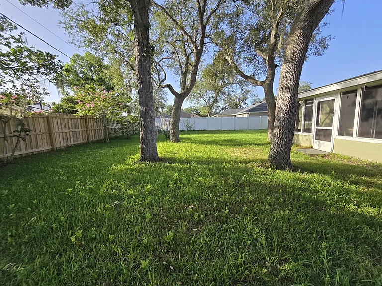 1545 Maxwell Ln — Photo 10