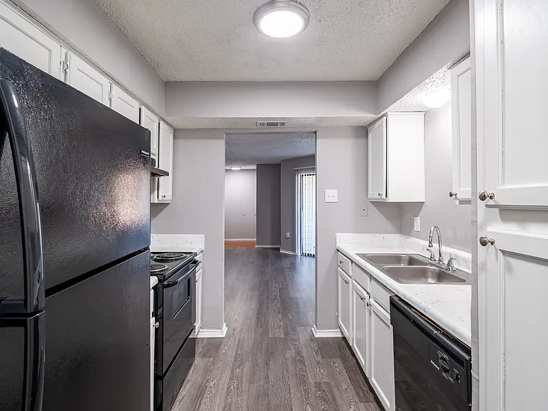 La Prada Place Apartments — Photo 34