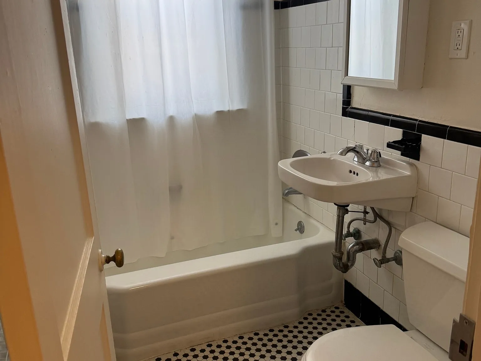 1 bed, 1.0 bath, 725 sqft, $2,150 — Photo 1