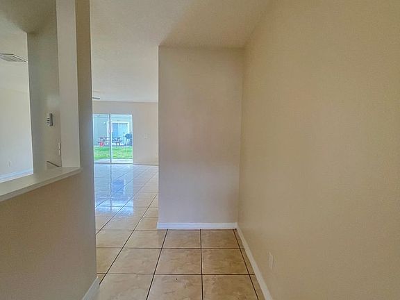 3rd image of 721 Cresting Oak Cir