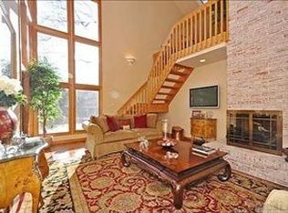 1 Sycamore Dr, Roslyn, NY 11576