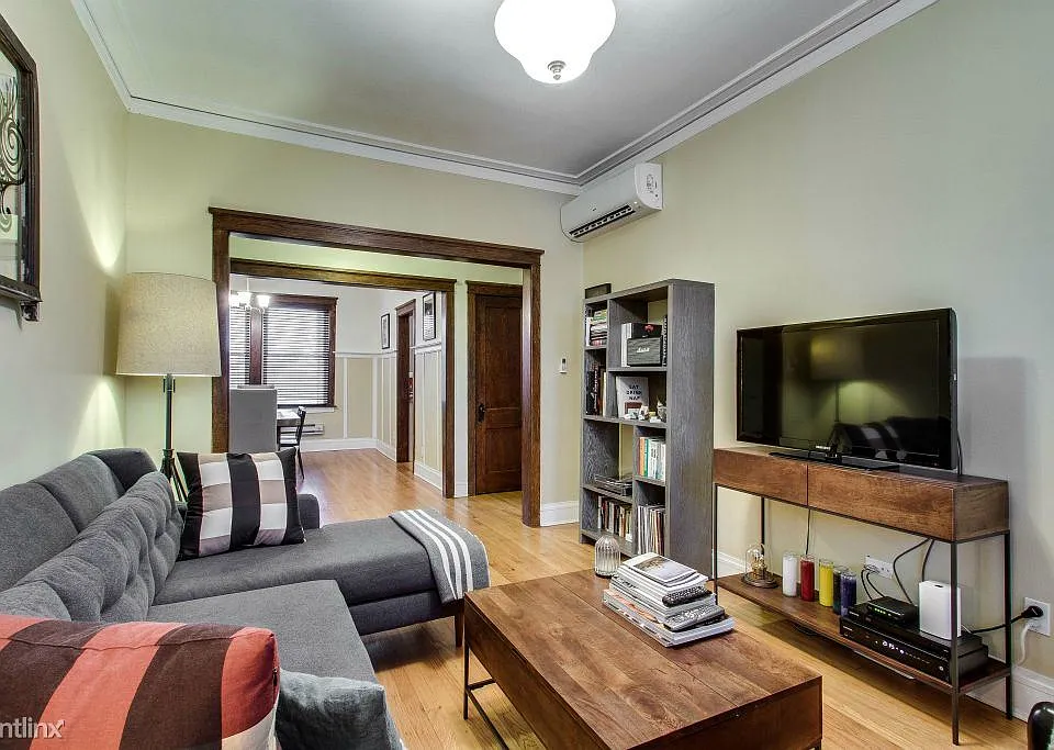2918altgeld LR