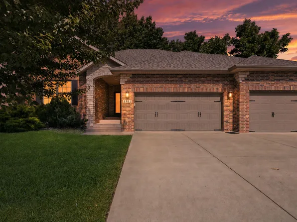 1991 N Parkway Place, Strafford, MO 65757