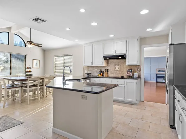 1369 Sun Tree Dr, Roseville, CA 95661