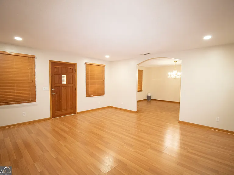111 Ashley Ln — Photo 2