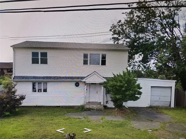 320 West Dr, Copiague, NY 11726