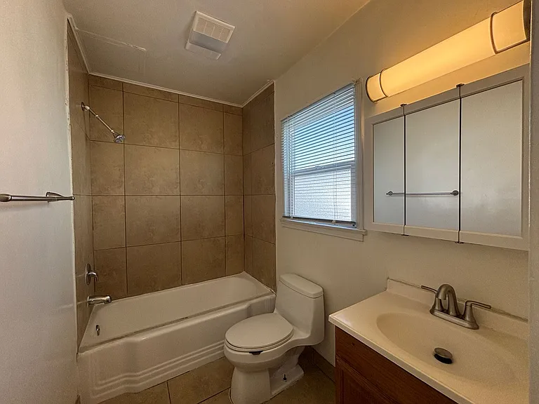 625-633 1/2 W Glenoaks Blvd — Photo 18