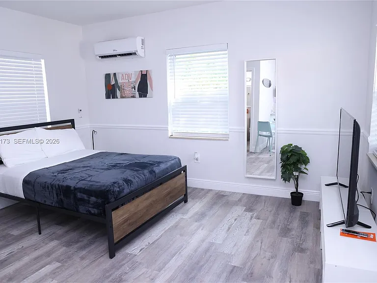 1109 SW 37th Ave #15 — Photo 1