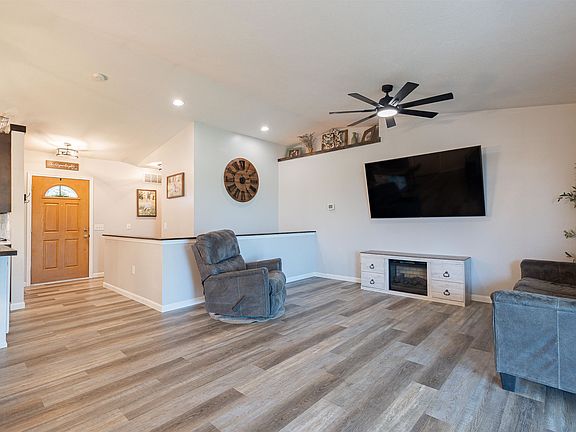 4th image of 810 Robin St