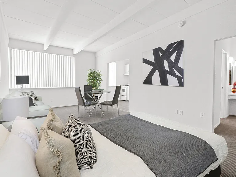 Royal Sepulveda Apartment Homes — Photo 2