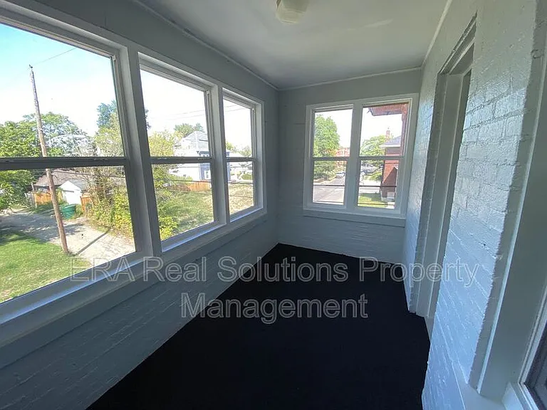 1094 Oakwood Ave — Photo 5