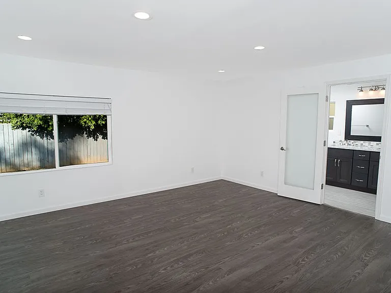 18337 Erwin St — Photo 8
