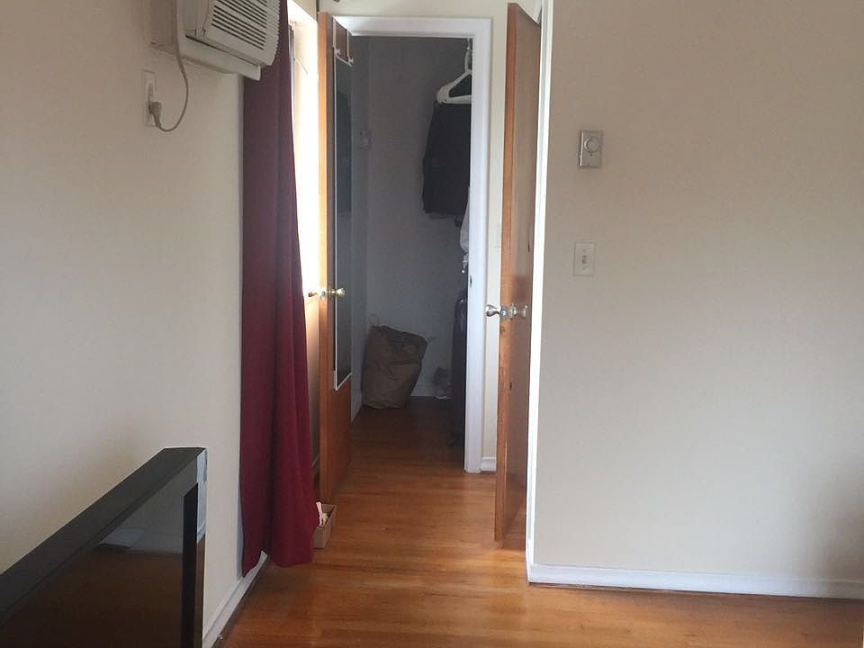 Master Bdrm Walk-in Closet