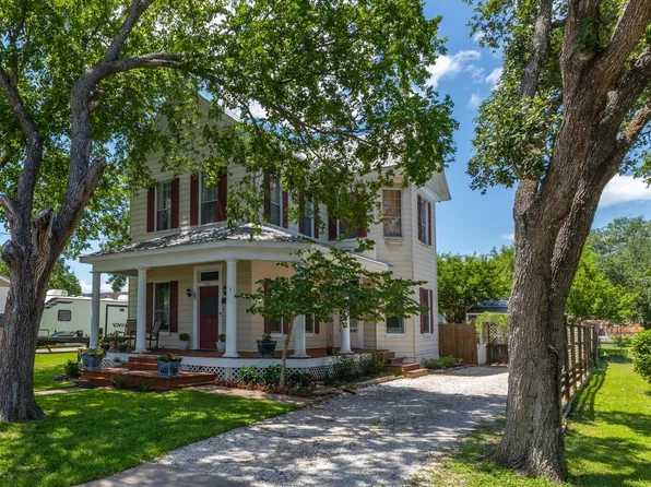 515 Wolf St, Schulenburg, TX 78956