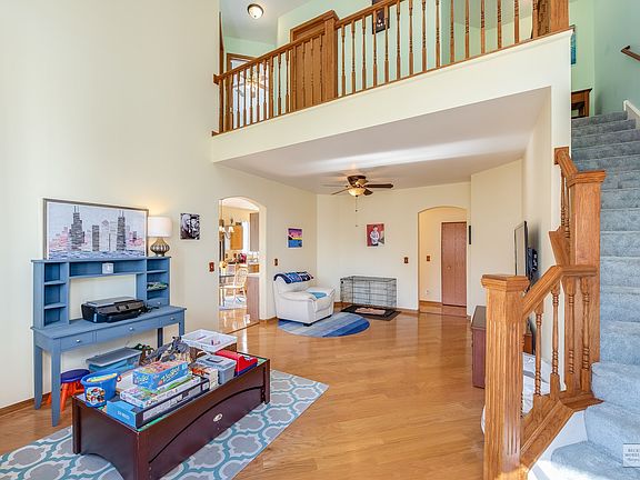 GORGEOUS 2 story entry!