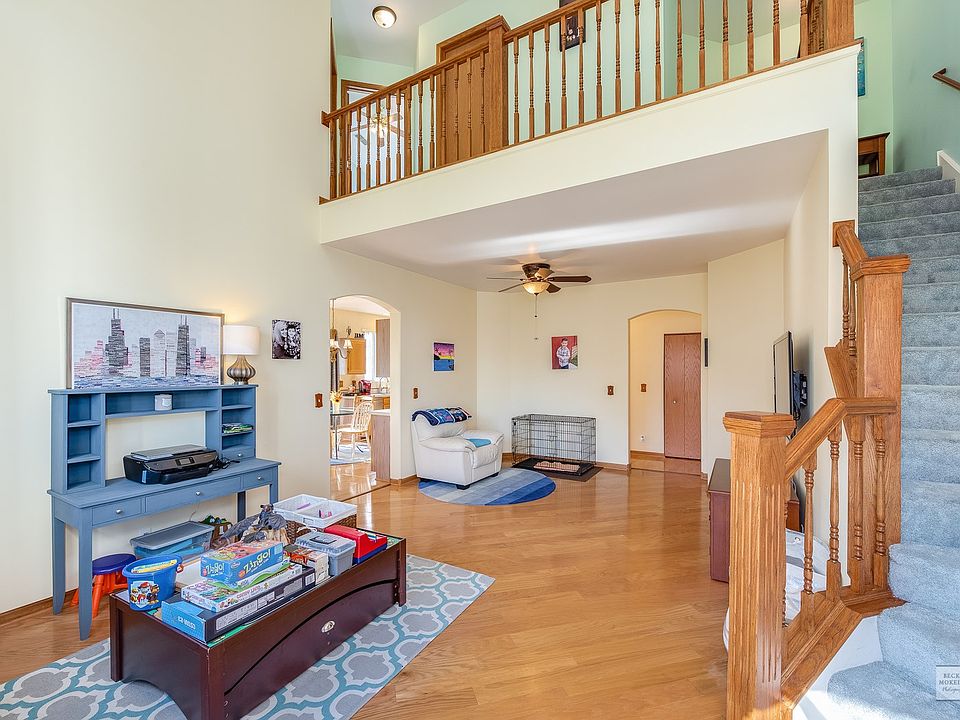 GORGEOUS 2 story entry!