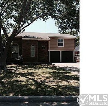 2nd image of 905 Canary Ln