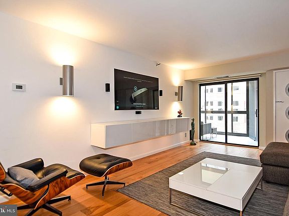 5th image of 900 N Stafford St APT 1103
