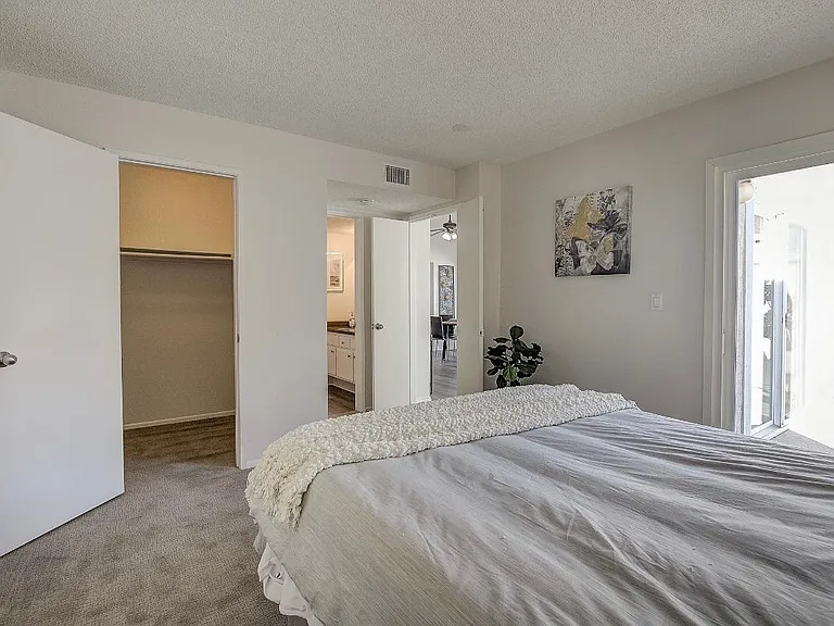 628 Daisy Ave #401 — Photo 6