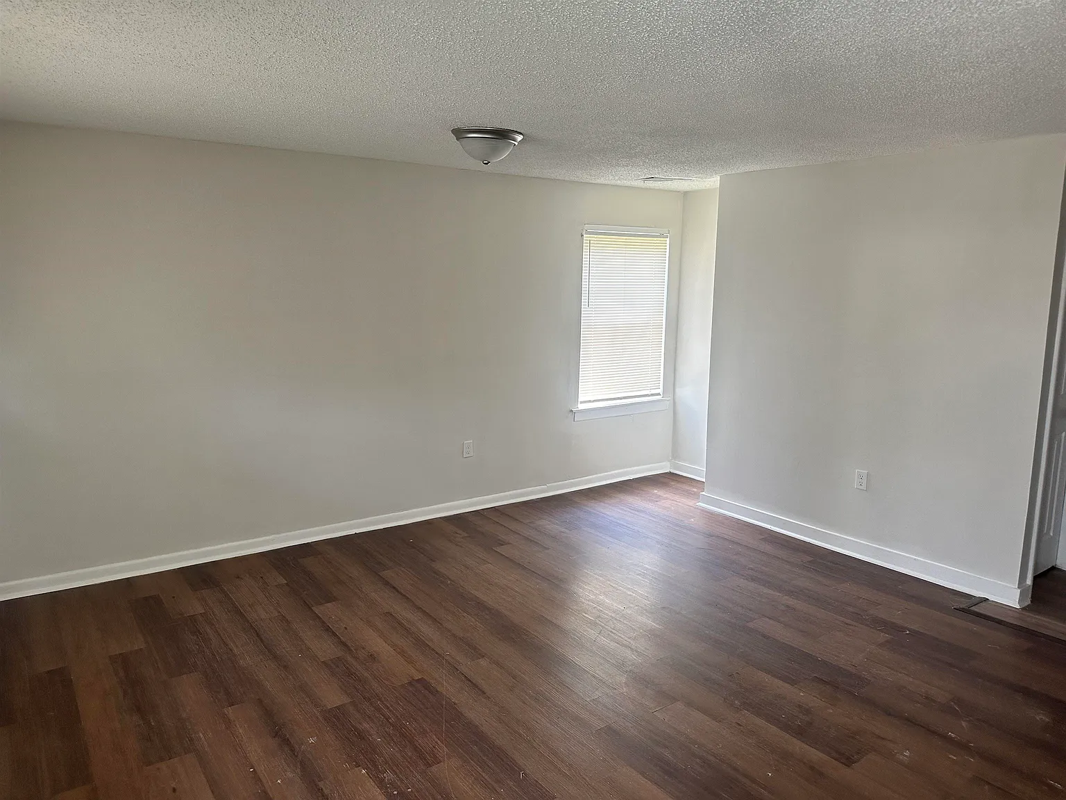 3 bed, 1.0 bath, 1242 sqft, $1,150 — Photo 2