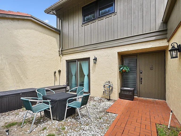 11063 Oakdale Rd — Photo 3