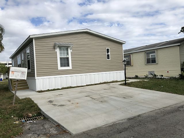 1st image of 203 NE 51st St #606