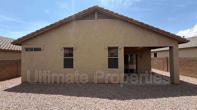 4 bed, 3.0 bath, 1818 sqft, $1,995 — Photo 2