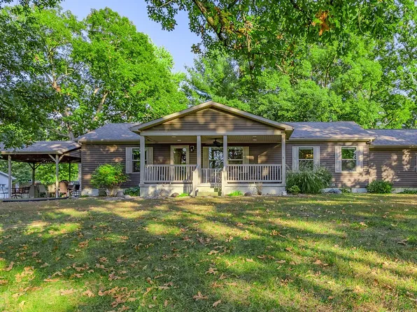 16872 Circle Dr, Carlinville, IL 62626
