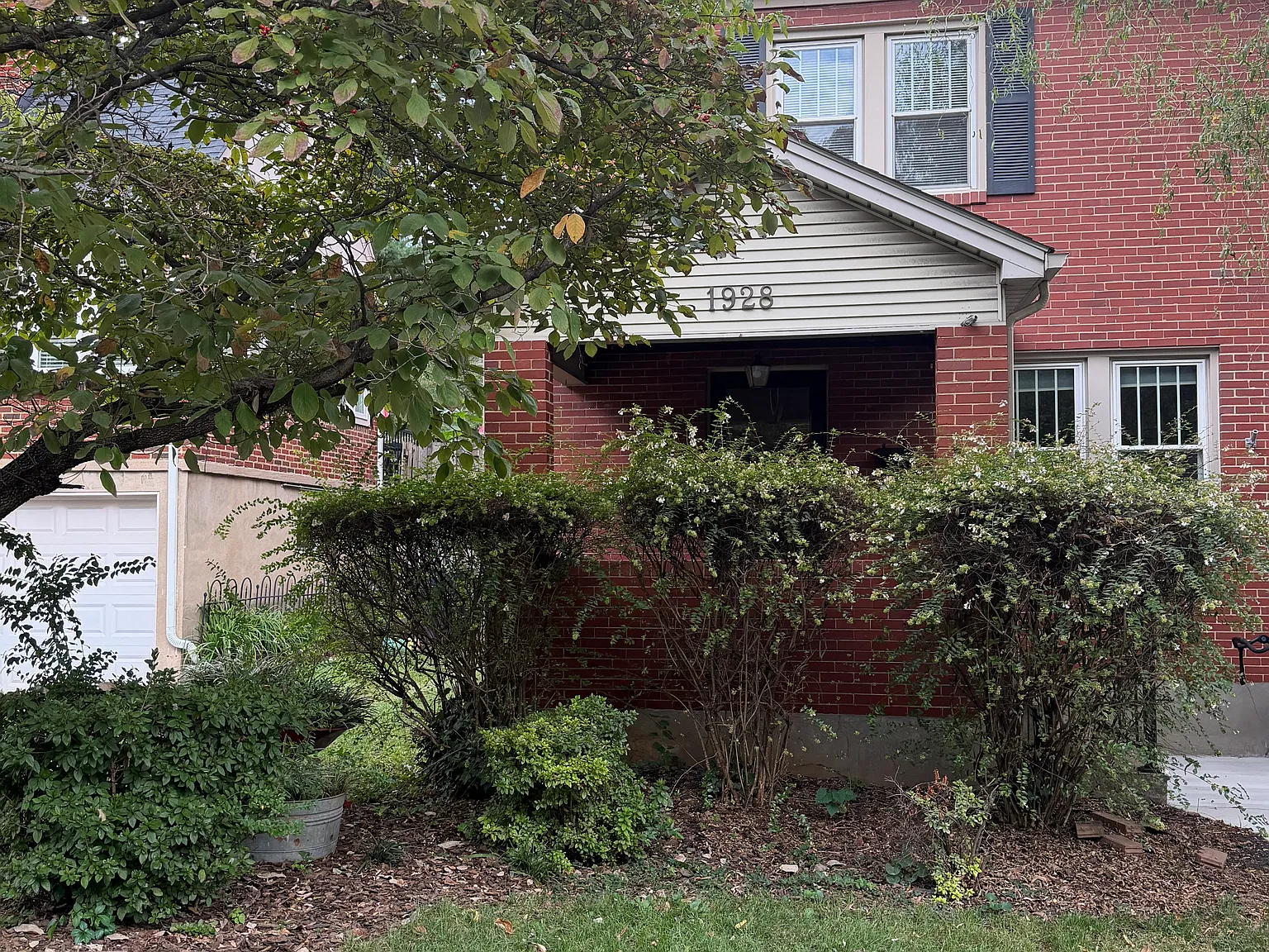 3 bed, 1.5 bath, 2000 sqft, $1,500 — Photo 1