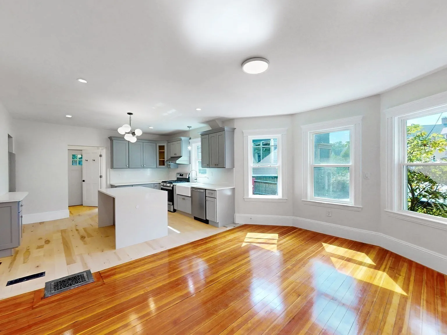 4 bed, 2.0 bath, 2250 sqft, $4,300 — Photo 1