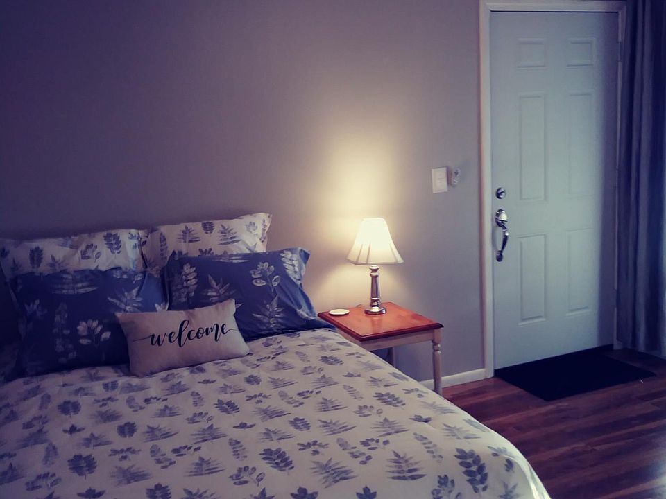 Vinyl flooring, new full size bed, new ceiling fan