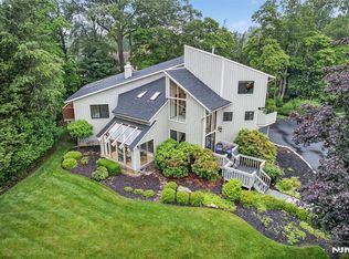 11 Country Ln, Mahwah, NJ 07430