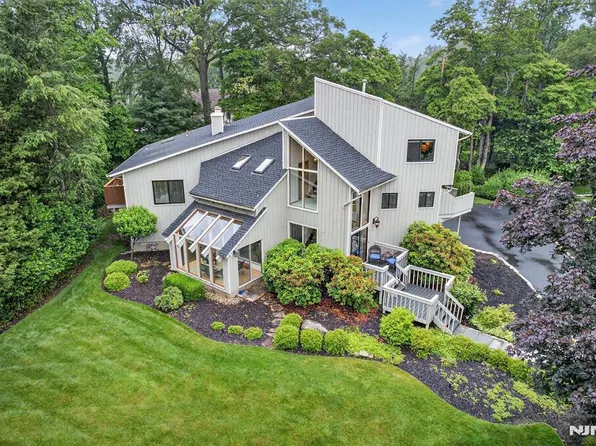 11 Country Ln, Mahwah, NJ 07430