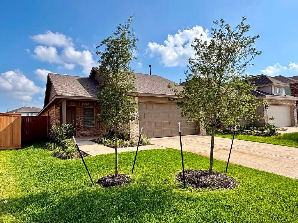 4 bed, 2.0 bath, 1680 sqft, $2,400 — Photo 2