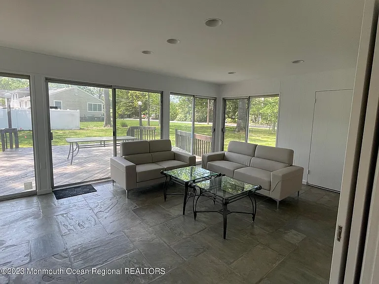 12 Greenbrier Rd — Photo 4