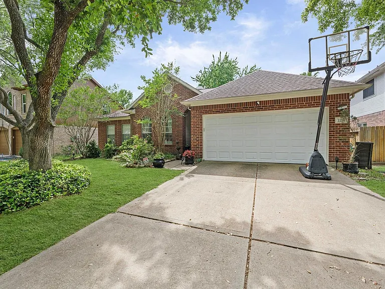 2214 Lashley Ct — Photo 2