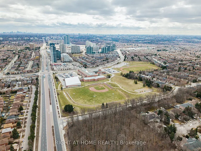 7950 Bathurst St #1424 — Photo 32