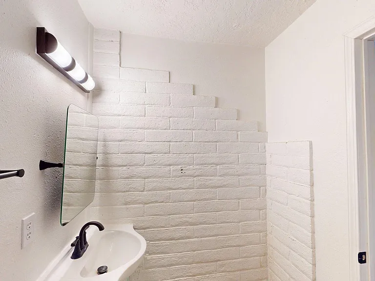 Updated and Very Private 1 Bedroom Apt with a Yard — Photo 28