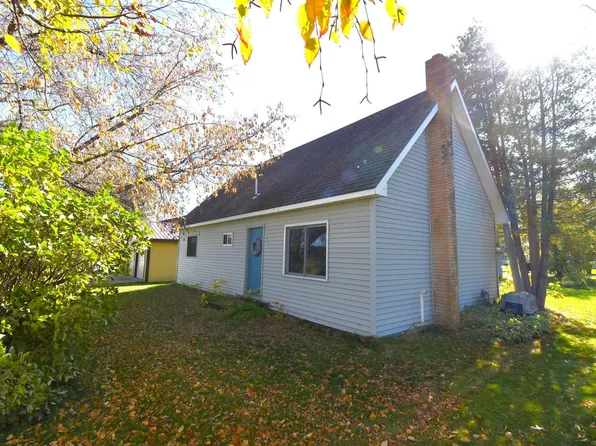 206 Elk St NW, Warroad, MN 56763