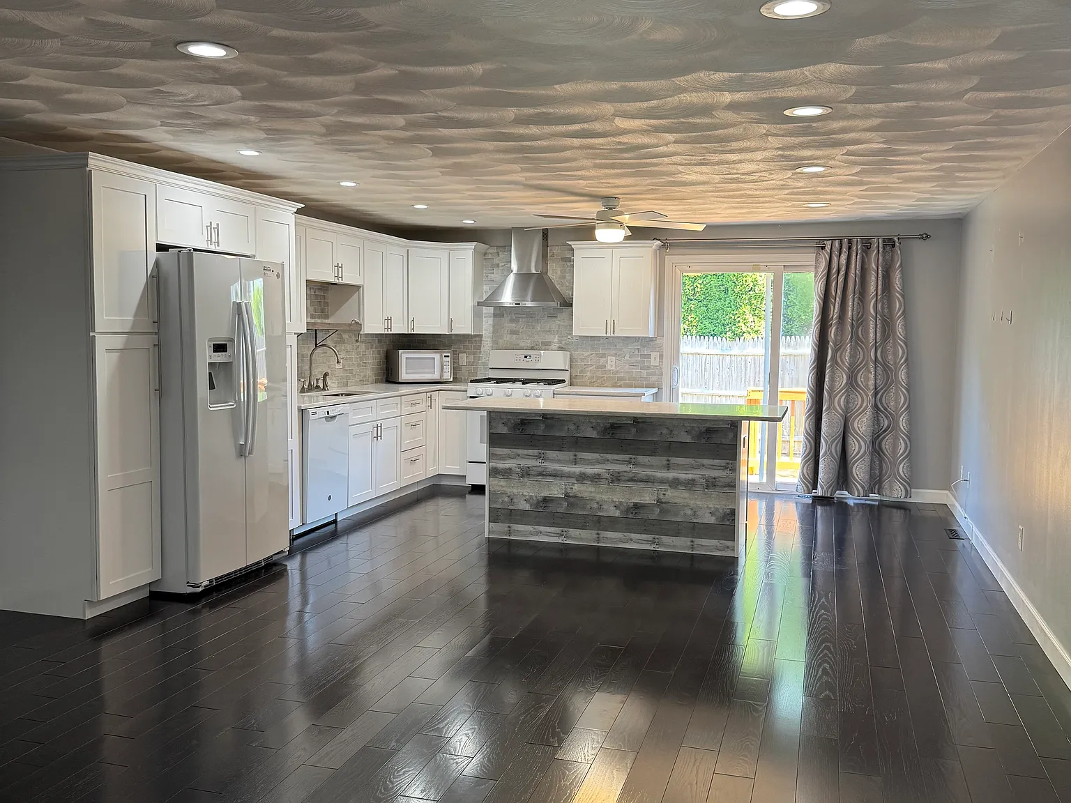 2 bed, 1.5 bath, 1760 sqft, $2,800 — Photo 2