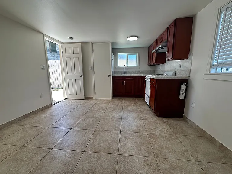 1717 Kewalo St — Photo 2