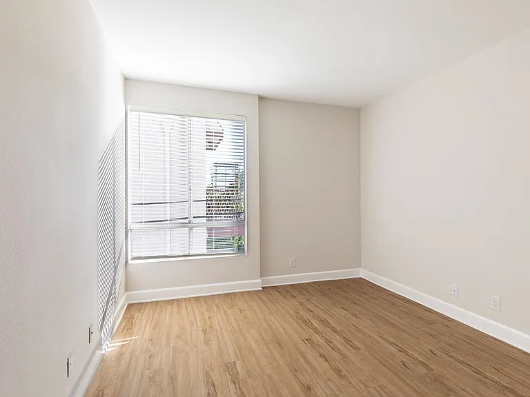 15839 Landmark Dr — Photo 6