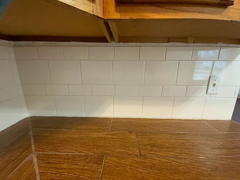 Kitchen countertop & backsplash