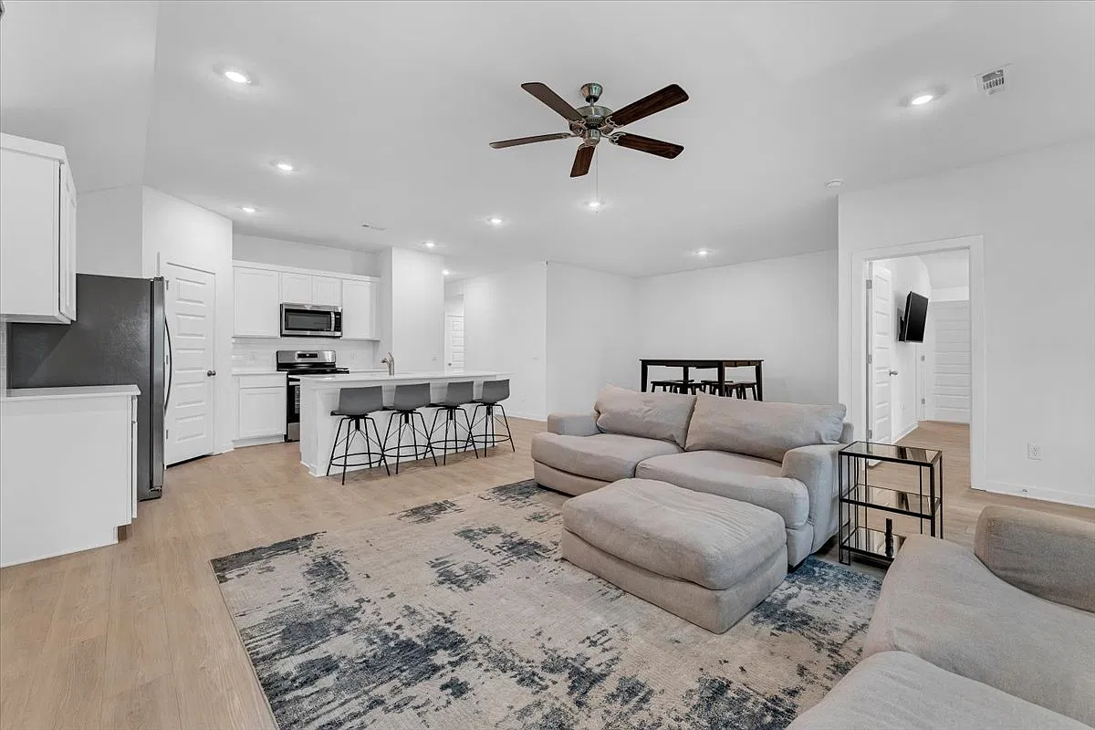 4 bed, 1872 sqft, $2,300 — Photo 2