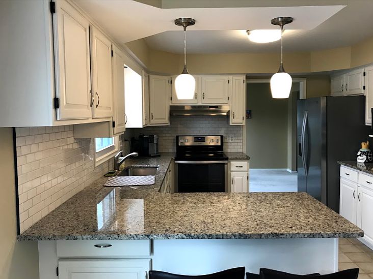 Kitchen w/Granite Counters