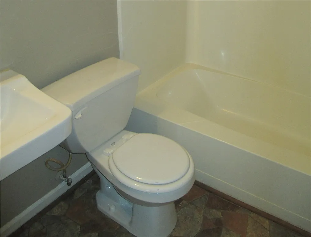 2 bed, 1.0 bath, $1,000 — Photo 2